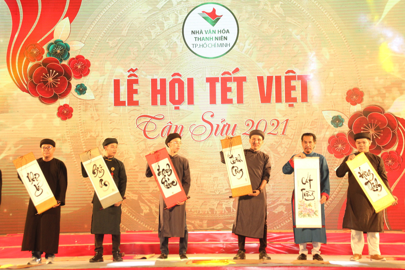 Đàm Vĩnh Hưng cùng dàn nghệ sĩ rộn ràng đón xuân ở phố hoa mai giữa lòng Sài thành ảnh 10