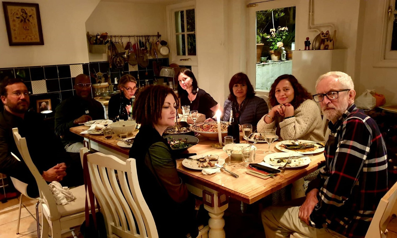 Bố thủ tướng Anh phải xin lỗi khi không đeo khẩu trang đi mua sắm ảnh 1