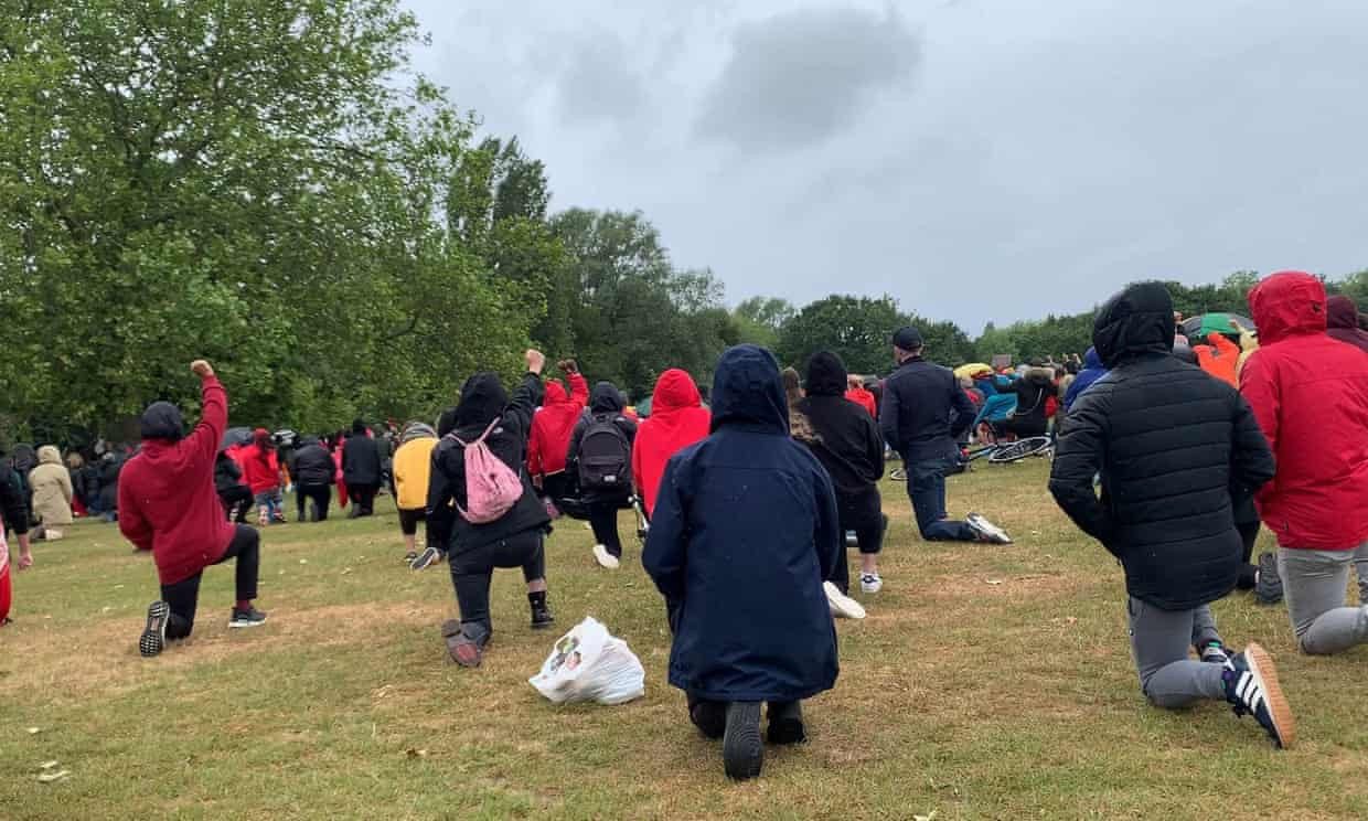 Người biểu tình Anh tràn ra đường bất chấp khuyến cáo của cơ quan chức năng ảnh 2