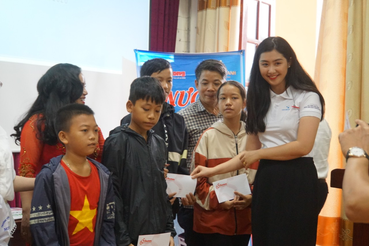 Vẻ đằm thắm của Người đẹp truyền thông Phạm Ngọc Linh ở huyện miền núi Quảng Bình ảnh 3