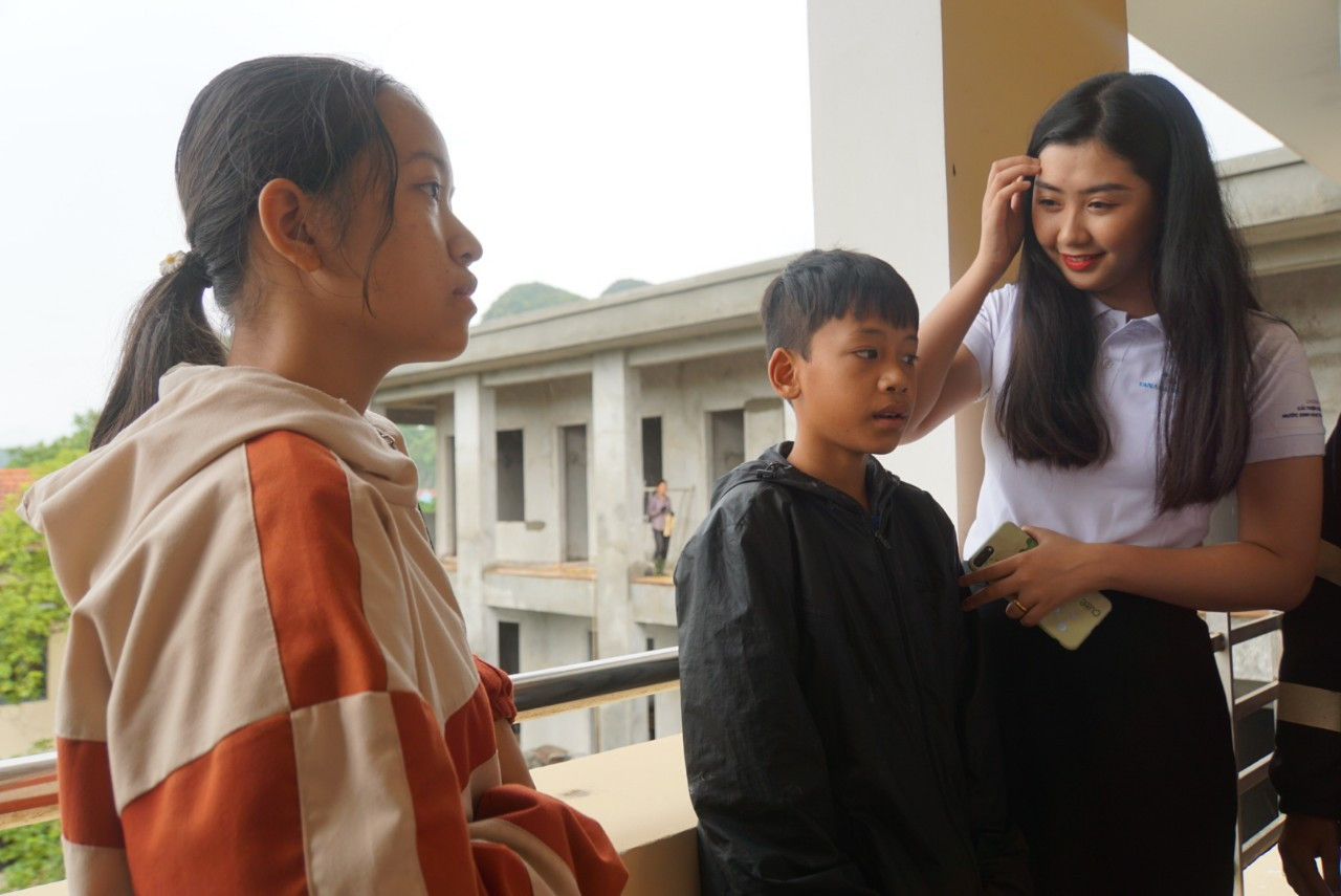 Vẻ đằm thắm của Người đẹp truyền thông Phạm Ngọc Linh ở huyện miền núi Quảng Bình ảnh 5