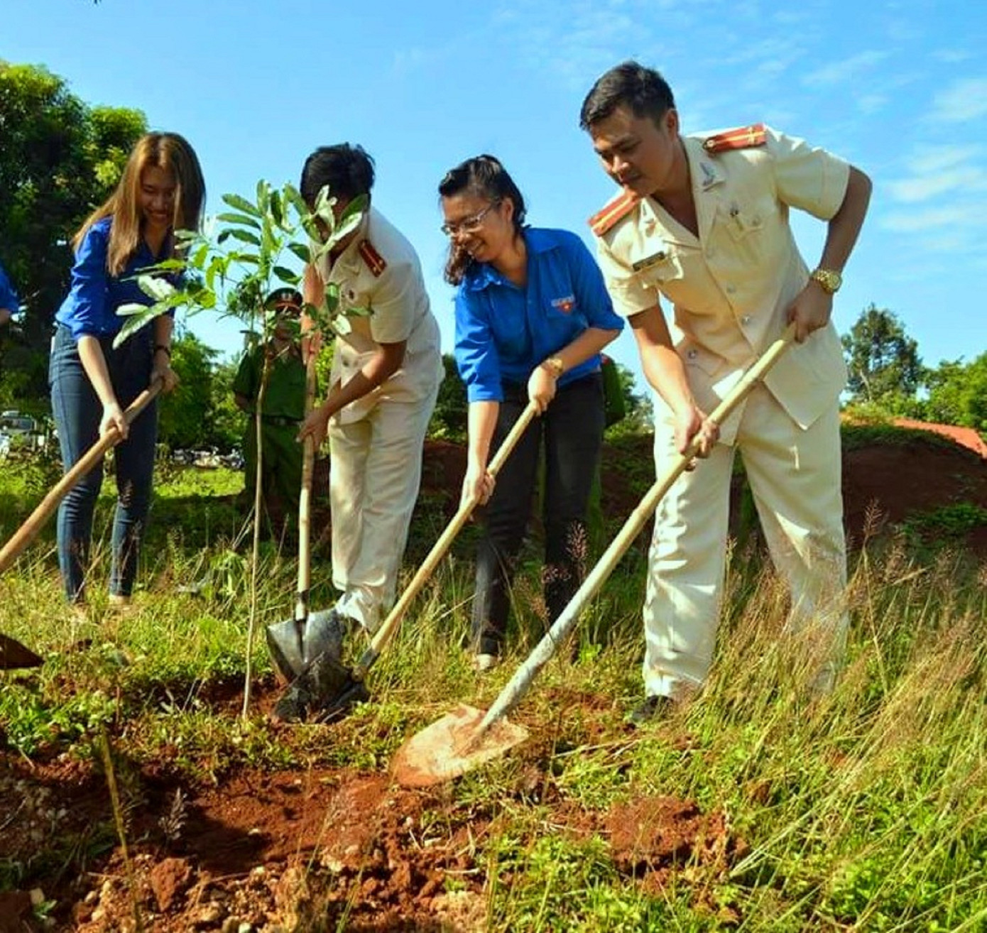 Hai cán bộ đoàn Đắk Lắk đạt giải thưởng Lý Tự Trọng năm 2021 ảnh 2