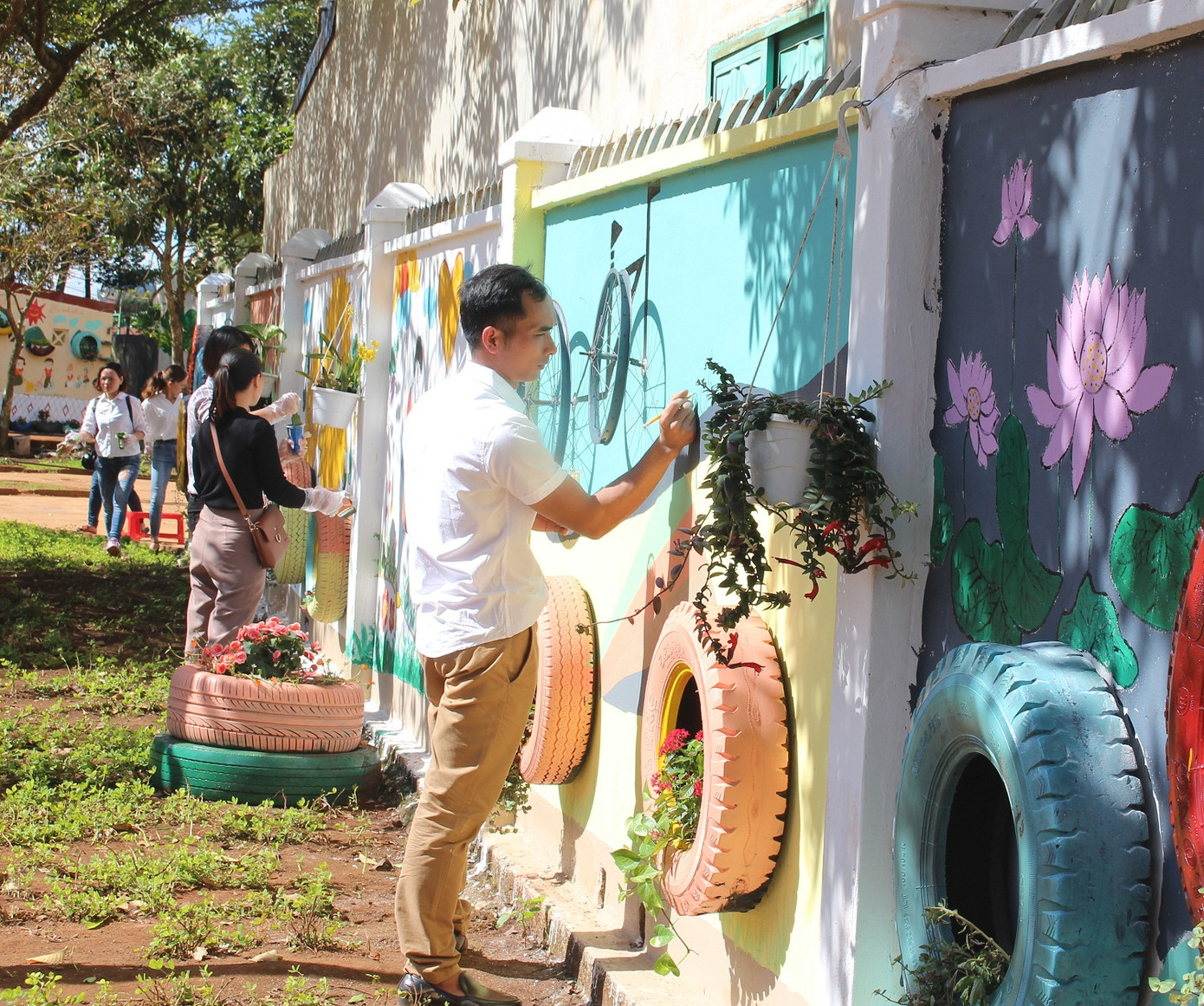 Những 'bức họa' tri ân thầy cô của trường vùng sâu ảnh 1