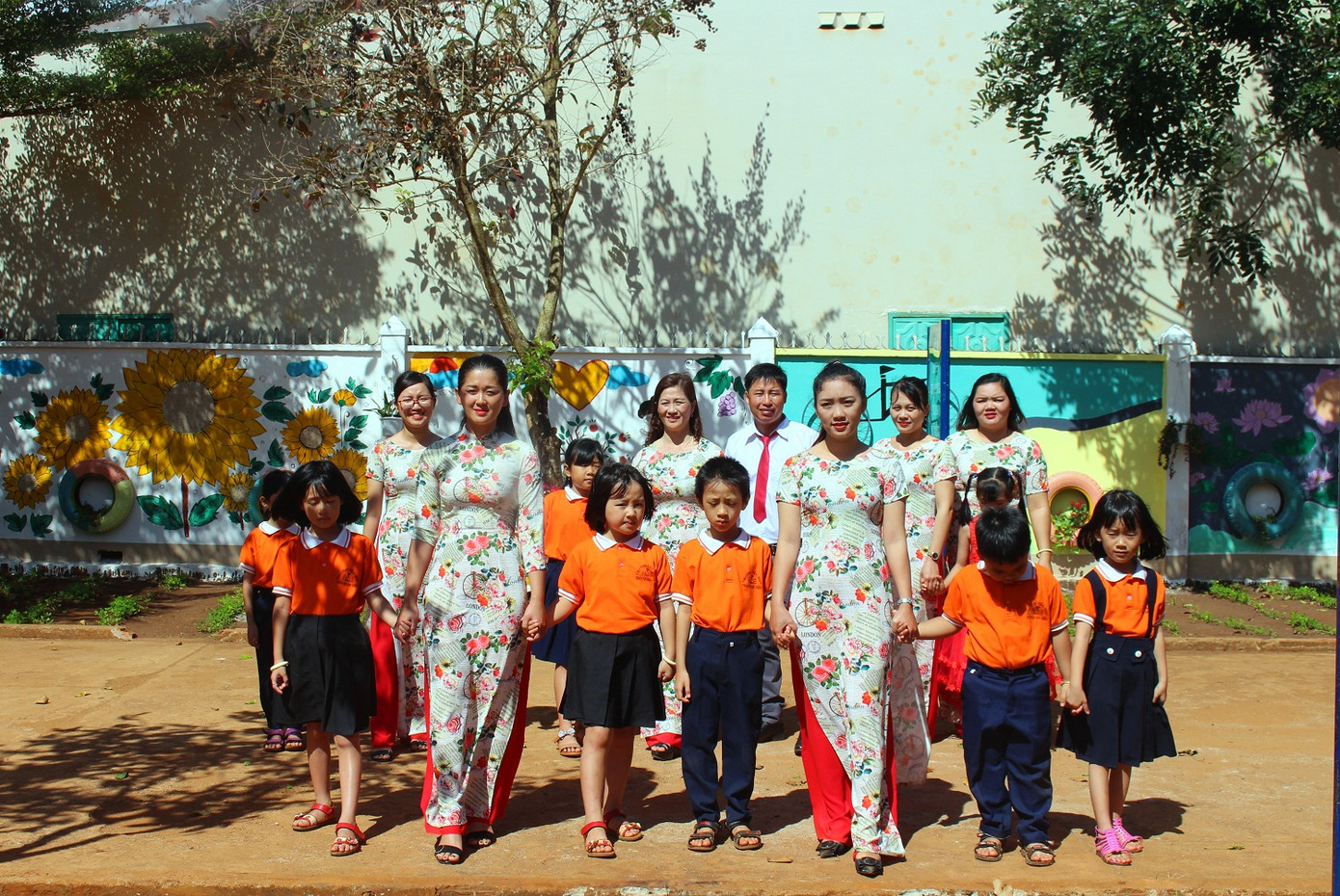 Những 'bức họa' tri ân thầy cô của trường vùng sâu ảnh 3