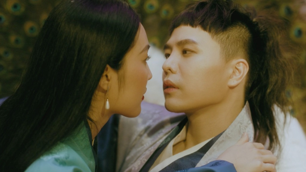 Trịnh Thăng Bình tình cảm bên “nàng Kiều” Helly Tống trong MV “Bức Bình Phong” ảnh 2