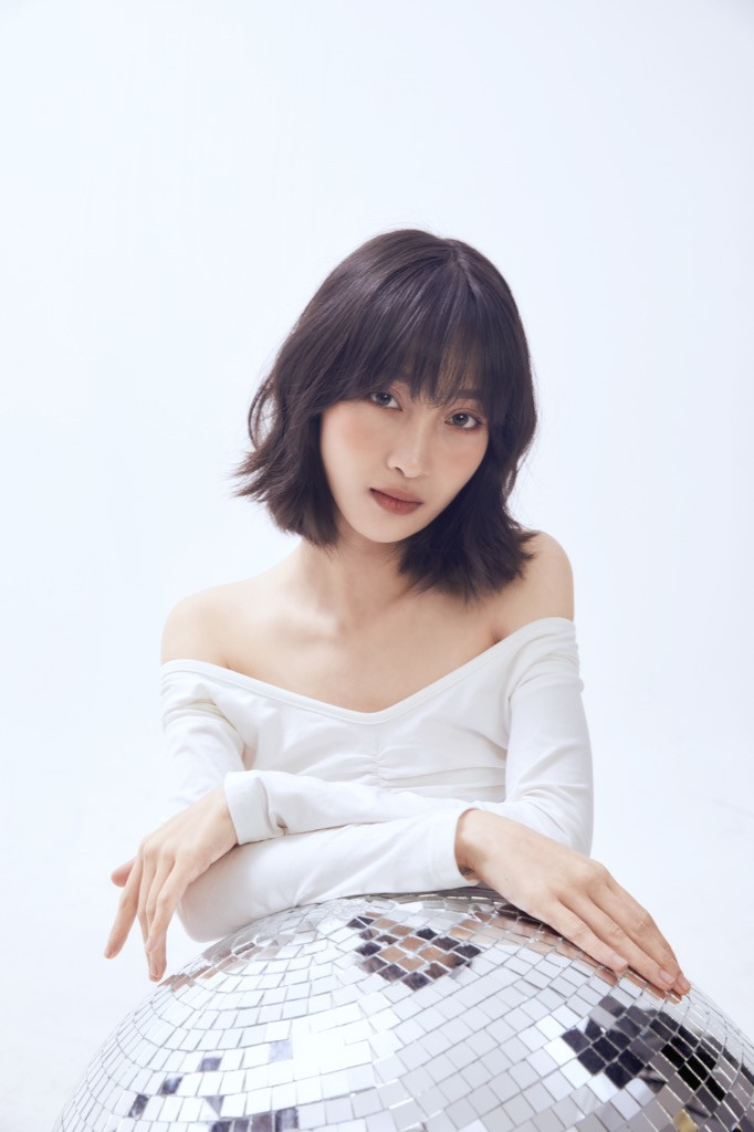 Juky San cover “Hành Tinh Ánh Sáng” của Vũ Cát tường trên nền guitar mộc mạc ảnh 2