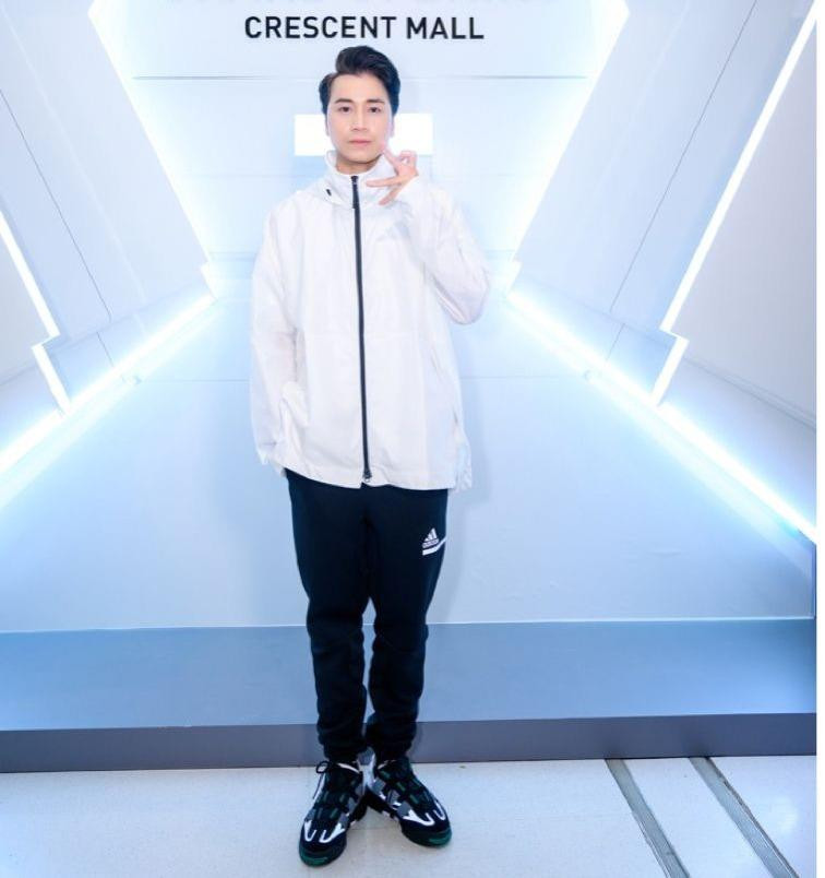 Karik mặc đồ kín bưng, thủ môn Bùi Tiến Dũng hội ngộ đồng đội Tiến Linh tại sự kiện ảnh 3