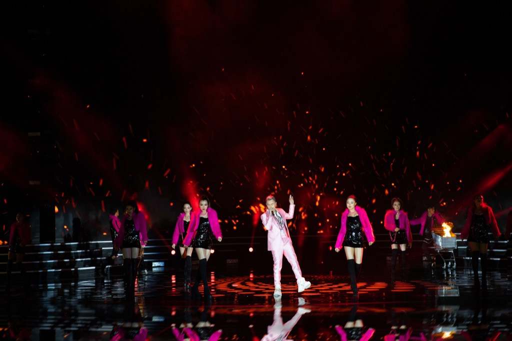 Binz diện vest hồng lịch lãm, mang hit “Bigcityboi” lên sân khấu Hoa hậu Việt Nam 2020 ảnh 3