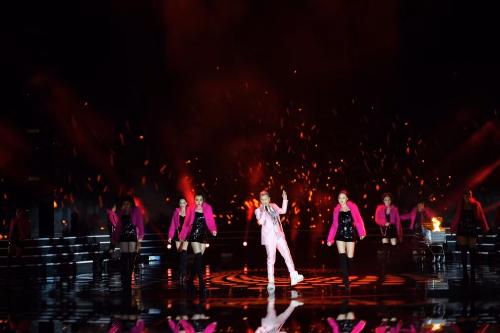 Binz diện vest hồng lịch lãm, mang hit “Bigcityboi” lên sân khấu Hoa hậu Việt Nam 2020 ảnh 3