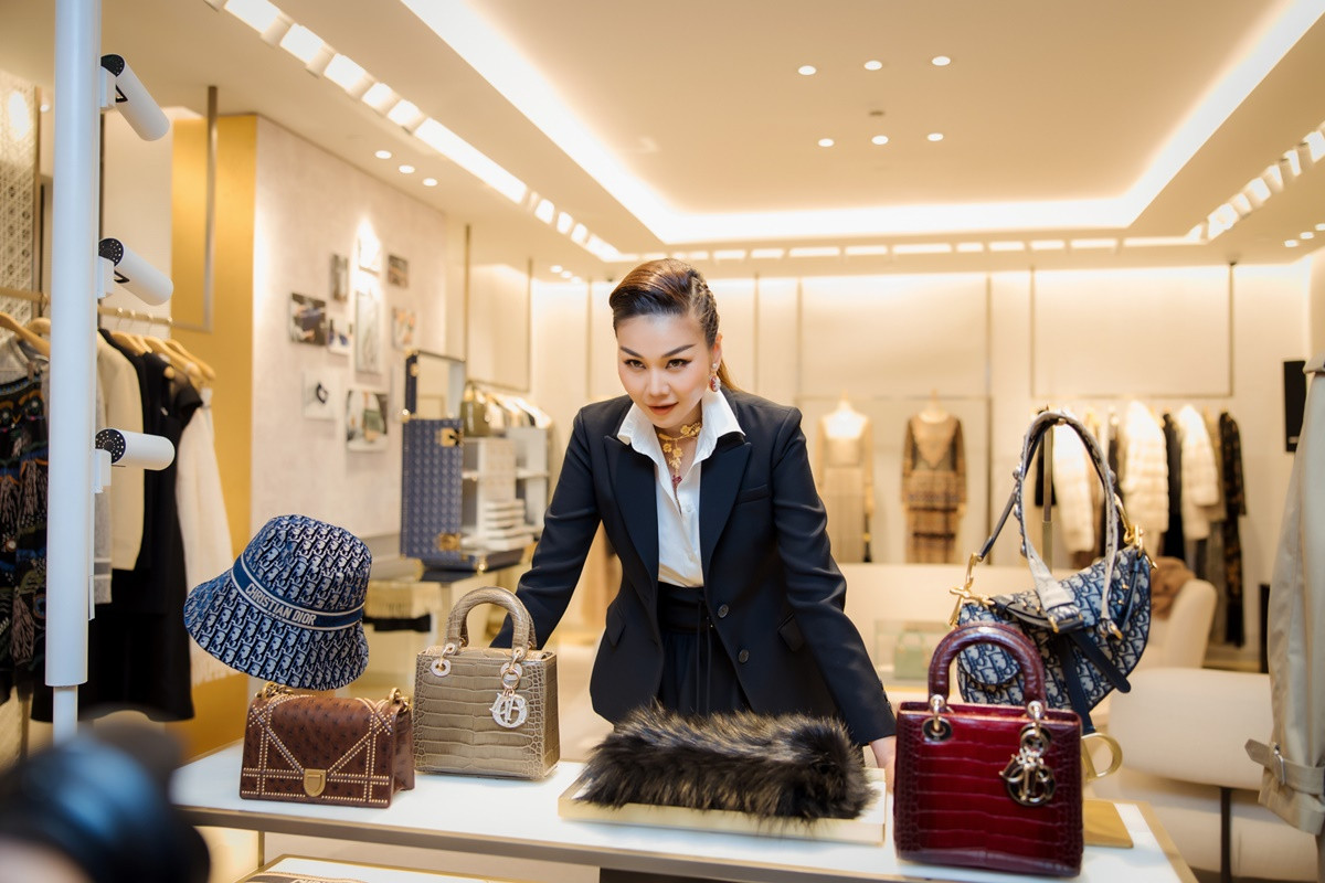 Thanh Hằng diện set đồ tiền tỷ, xuất hiện với thần thái “tổng tài” khiến fan mê mẩn ảnh 2