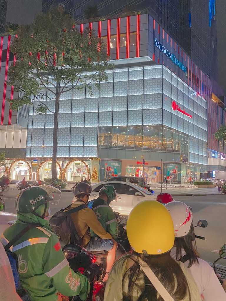 Sài Gòn lên đèn xinh lung linh đón Giáng Sinh rồi đó, bạn đã chuẩn bị “lên đồ” chưa? ảnh 1