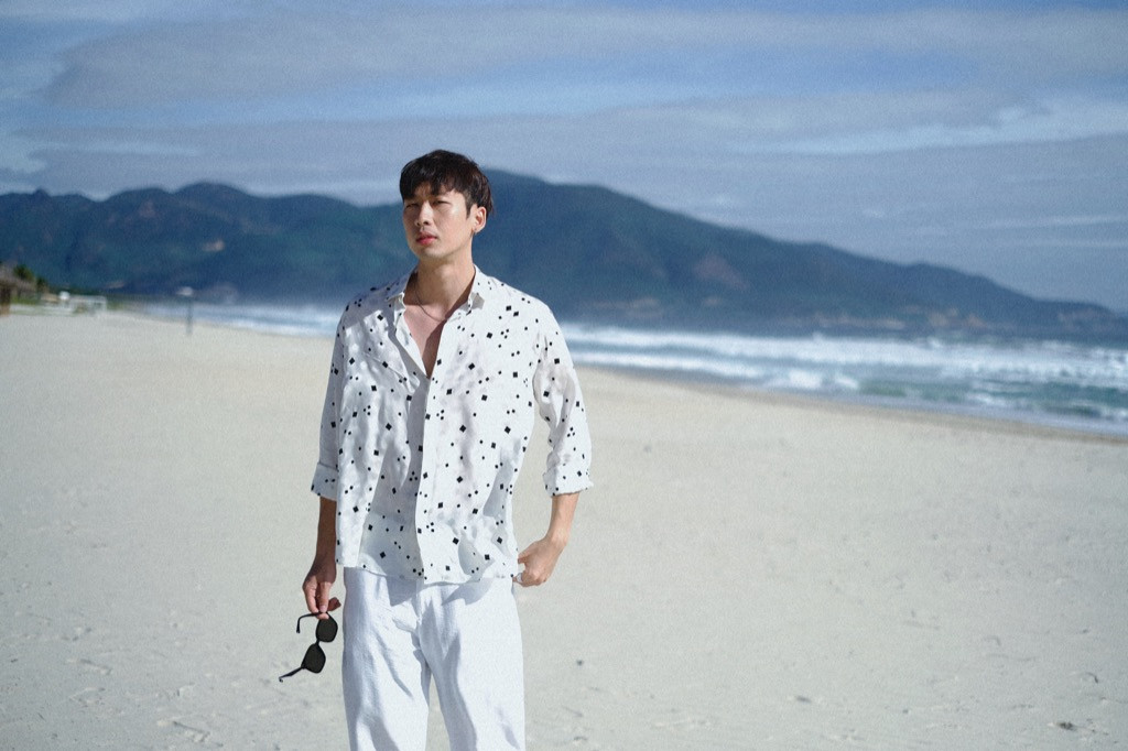 Tuấn Trần gợi ý loạt set đồ cực nam tính dành cho phái mạnh khi đi du lịch biển ảnh 6