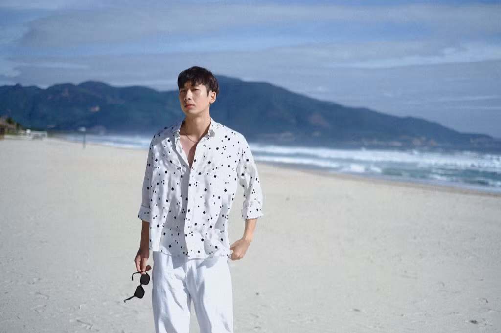 Tuấn Trần gợi ý loạt set đồ cực nam tính dành cho phái mạnh khi đi du lịch biển ảnh 6