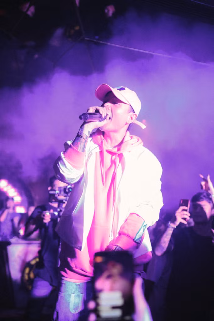 Binz “phủ hồng” sân khấu, hát live cực chất trước vòng Đối đầu tại “Rap Việt“ ảnh 3