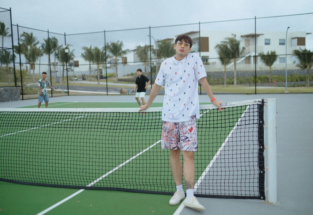 Tuấn Trần gợi ý loạt set đồ cực nam tính dành cho phái mạnh khi đi du lịch biển ảnh 5