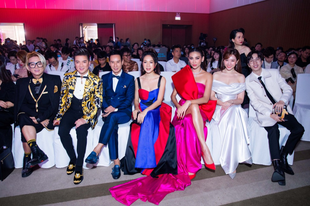 Siêu mẫu Hoàng Yến diện váy cực nổi bật, Trấn Thành và vợ “ton-sur-ton” tại sự kiện ảnh 1