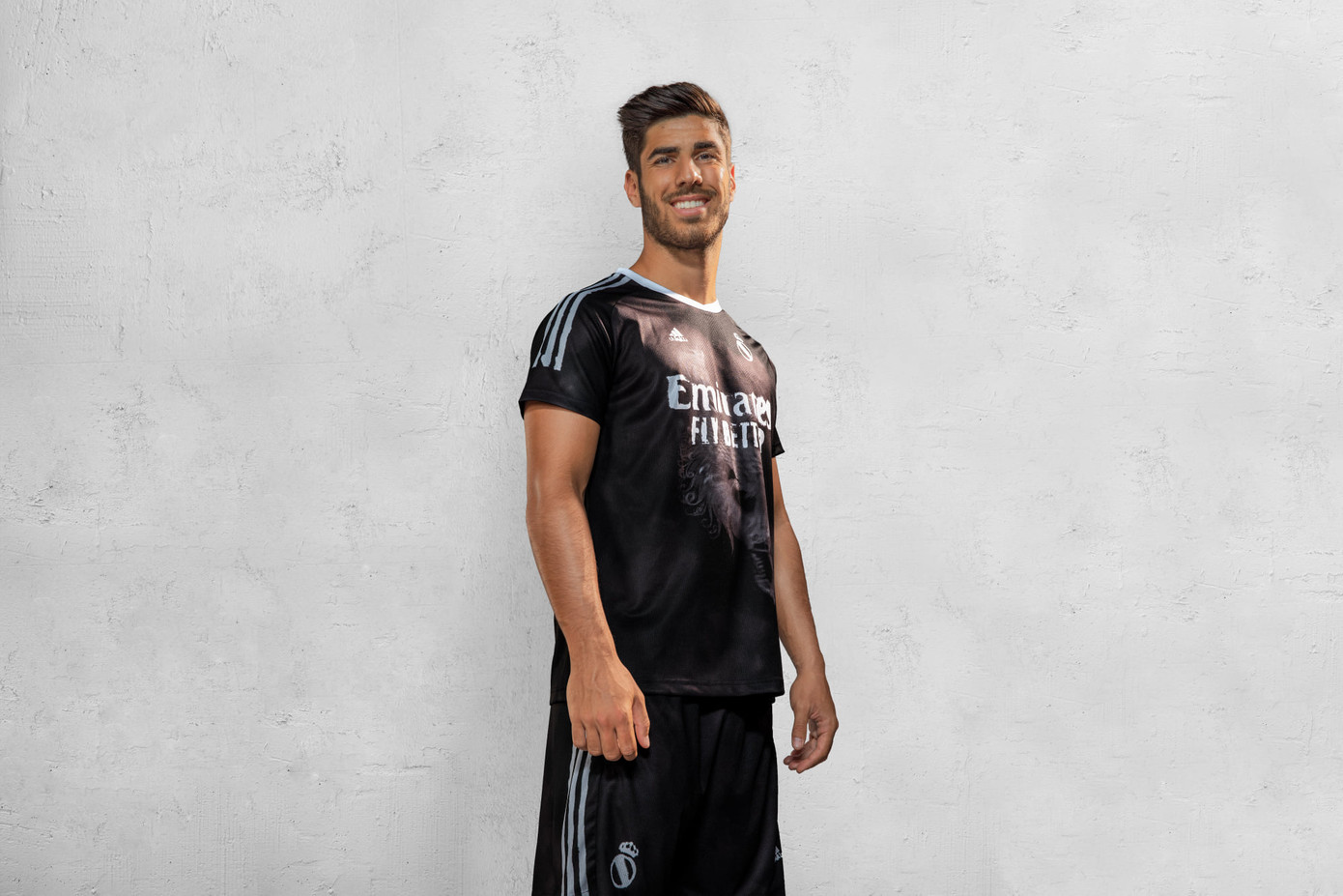 Fan bóng đá săn tìm BST do Pharrell Williams thiết kế riêng cho 5 CLB nổi tiếng thế giới ảnh 6