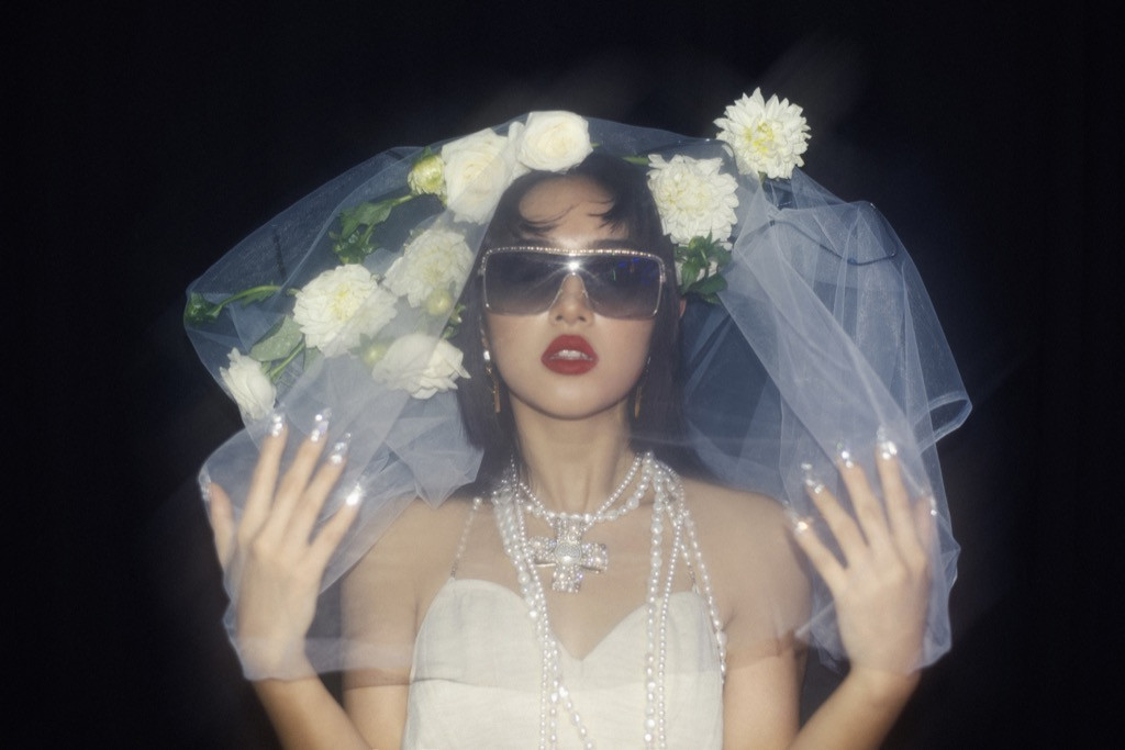 Châu Bùi xuất hiện lạ lẫm với trang phục jumpsuit đầy ma mị trong MV của JUUN D ảnh 2