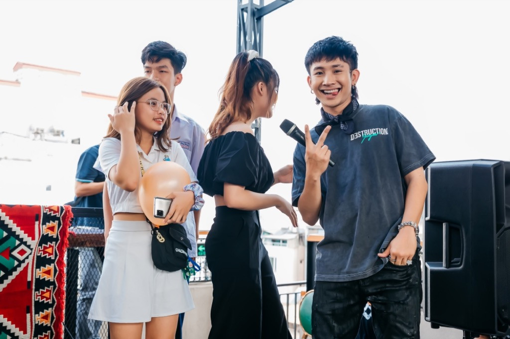 Ricky Star họp fan trước thềm Chung kết Rap Việt, khiêu vũ cùng Lăng LD trên sân khấu ảnh 3
