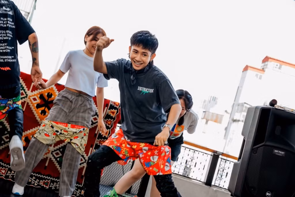 Ricky Star họp fan trước thềm Chung kết Rap Việt, khiêu vũ cùng Lăng LD trên sân khấu ảnh 6