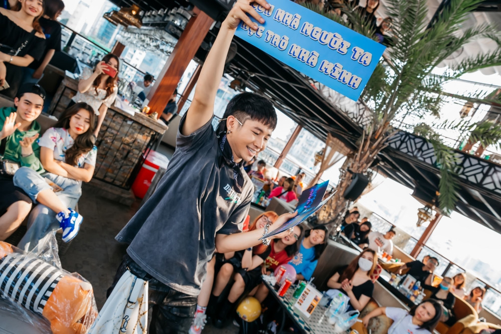 Ricky Star họp fan trước thềm Chung kết Rap Việt, khiêu vũ cùng Lăng LD trên sân khấu ảnh 9