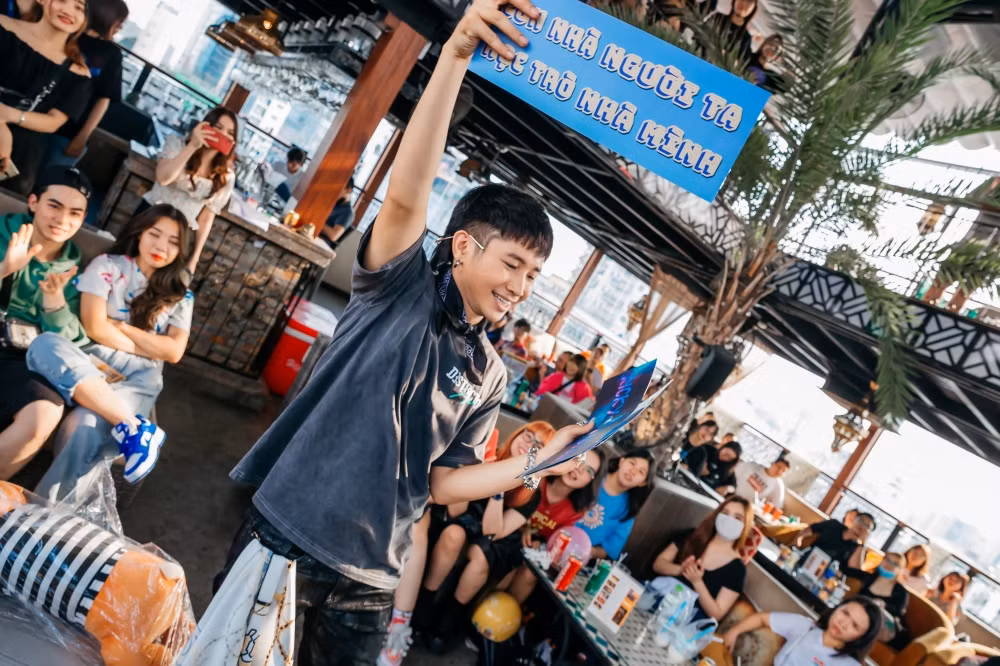 Ricky Star họp fan trước thềm Chung kết Rap Việt, khiêu vũ cùng Lăng LD trên sân khấu ảnh 9