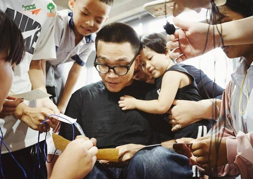 Không còn là “Lão Đại” lạnh lùng, Wowy cực đáng yêu cùng vui Tết Trung Thu bên các em nhỏ ảnh 1