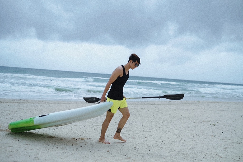 Tuấn Trần gợi ý loạt set đồ cực nam tính dành cho phái mạnh khi đi du lịch biển ảnh 2