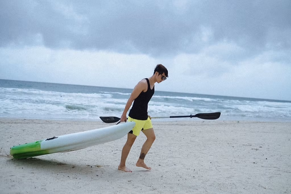 Tuấn Trần gợi ý loạt set đồ cực nam tính dành cho phái mạnh khi đi du lịch biển ảnh 2