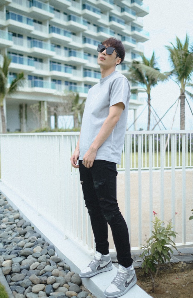 Tuấn Trần gợi ý loạt set đồ cực nam tính dành cho phái mạnh khi đi du lịch biển ảnh 3