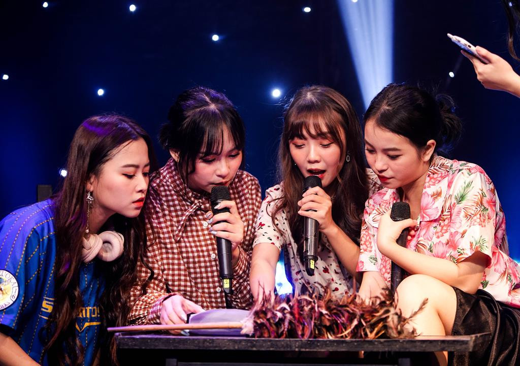 SGO48 dành tiền bán sticker trong suất diễn đầu tiên quyên góp cho miền Trung ảnh 5