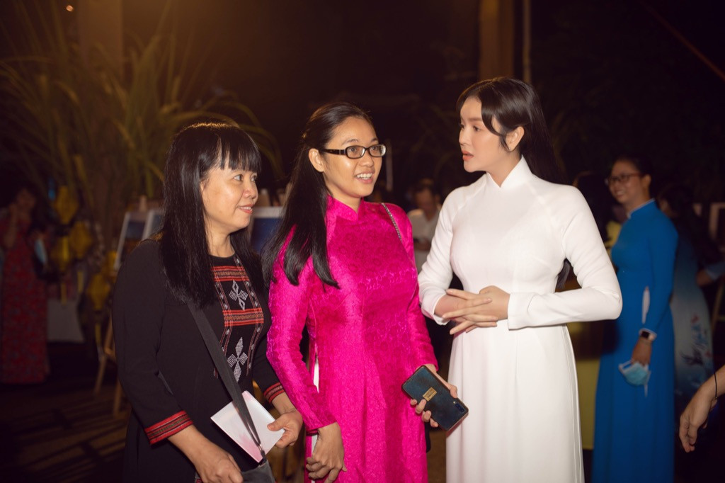 Lý Nhã Kỳ trông “hack tuổi” khi diện trang phục áo dài trắng tham dự Lễ hội Áo dài ảnh 3