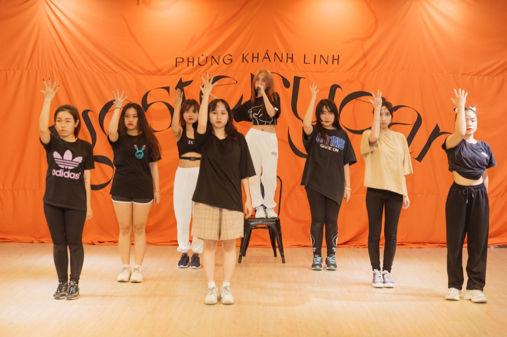 Clip: Phùng Khánh Linh dốc sức tập vũ đạo, vui mừng vì showcase đã “cháy vé“ ảnh 5