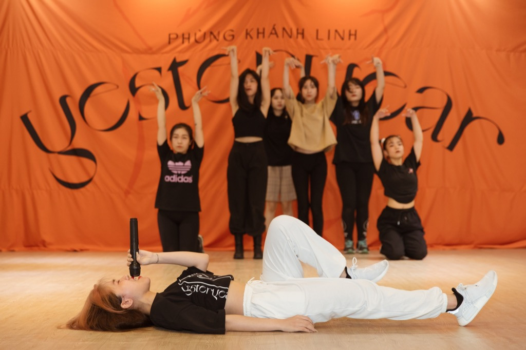 Clip: Phùng Khánh Linh dốc sức tập vũ đạo, vui mừng vì showcase đã “cháy vé“ ảnh 4