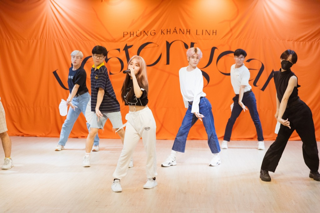 Clip: Phùng Khánh Linh dốc sức tập vũ đạo, vui mừng vì showcase đã “cháy vé“ ảnh 3