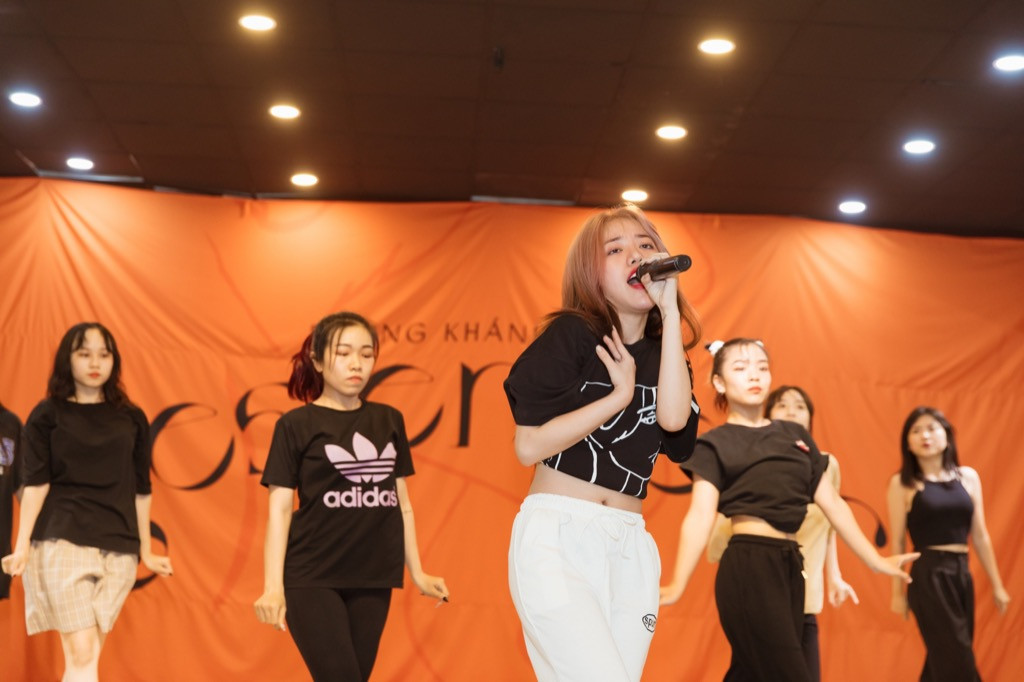 Clip: Phùng Khánh Linh dốc sức tập vũ đạo, vui mừng vì showcase đã “cháy vé“ ảnh 2