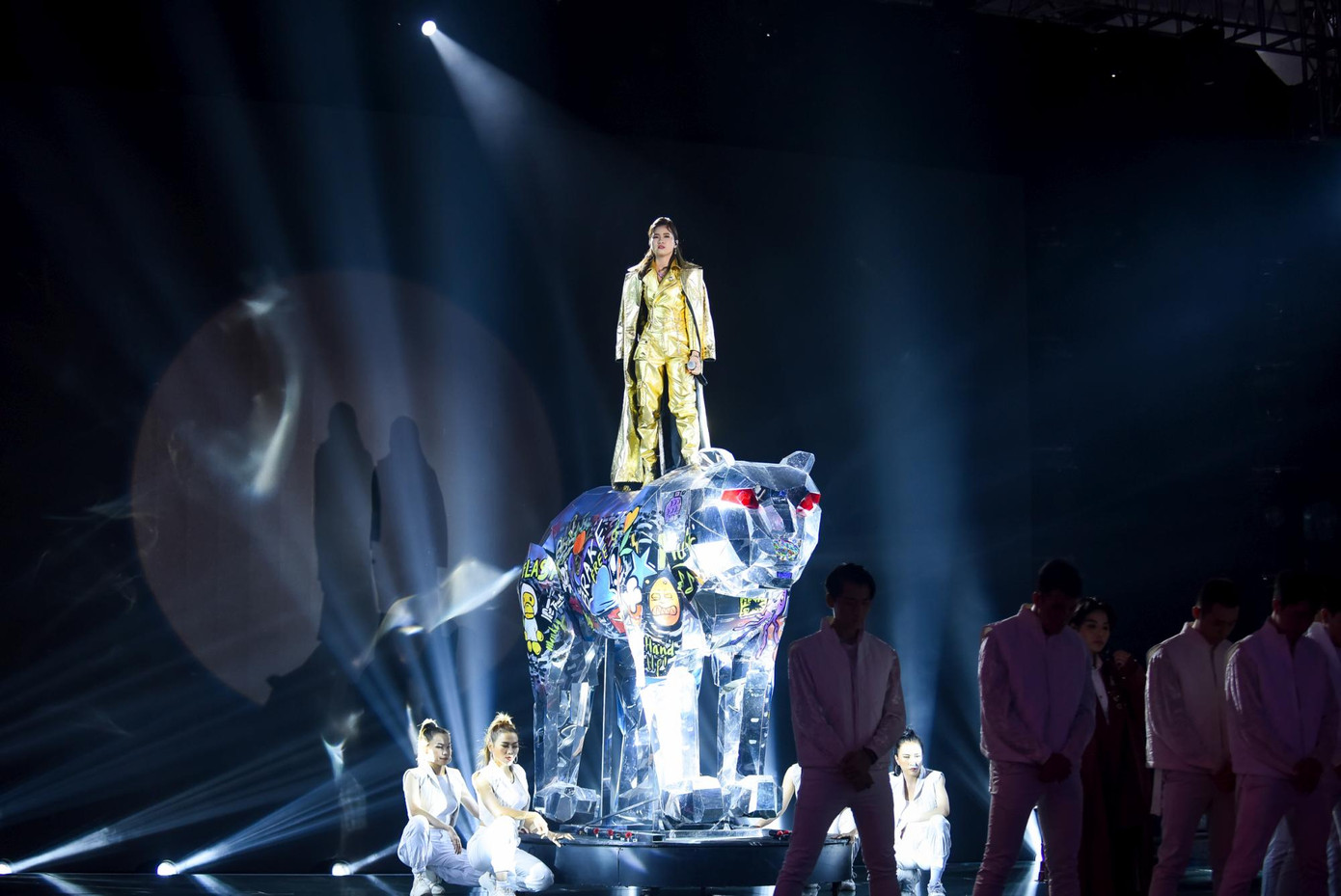 King Of Rap: HIEUTHUHAI đánh bại Lona, Pháo mang mô hình khổng lồ lên sân khấu ảnh 2