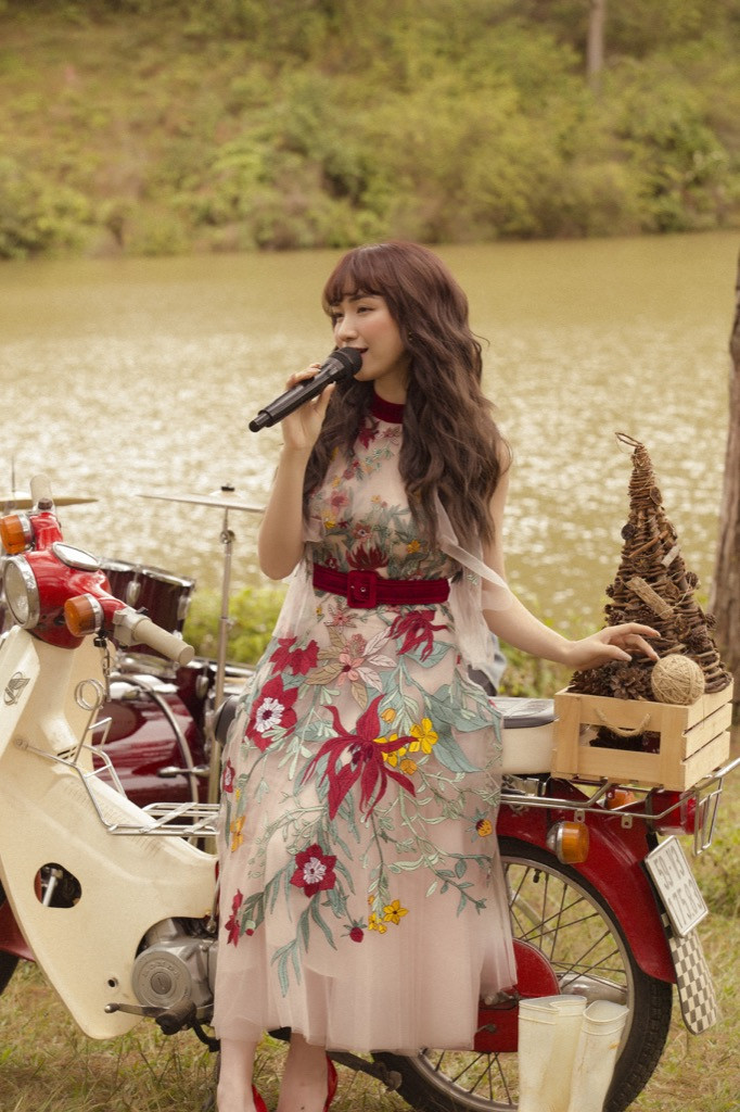 Hoà Minzy bất ngờ tung bản ballad đầy ấm áp tặng fan nhân dịp Giáng sinh ùa về ảnh 1