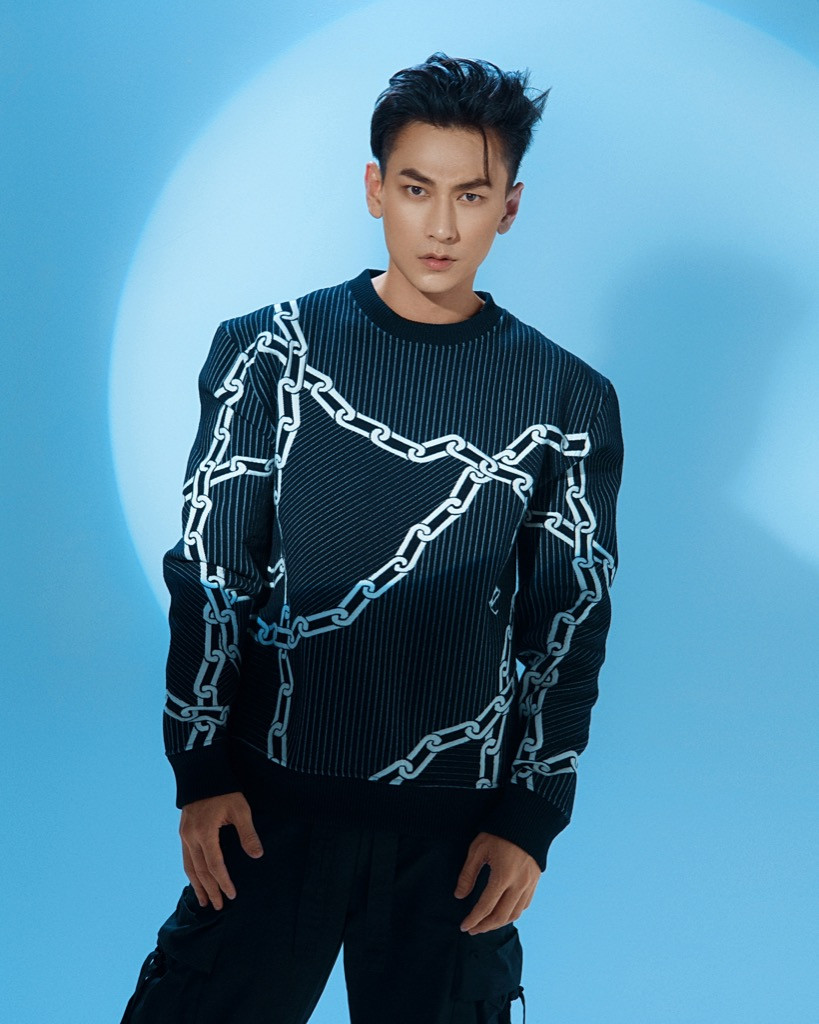 Isaac mang concept hồ ly đầy ma mị vào sản phẩm mới, gây tò mò với “bóng hồng” bí ẩn ảnh 2