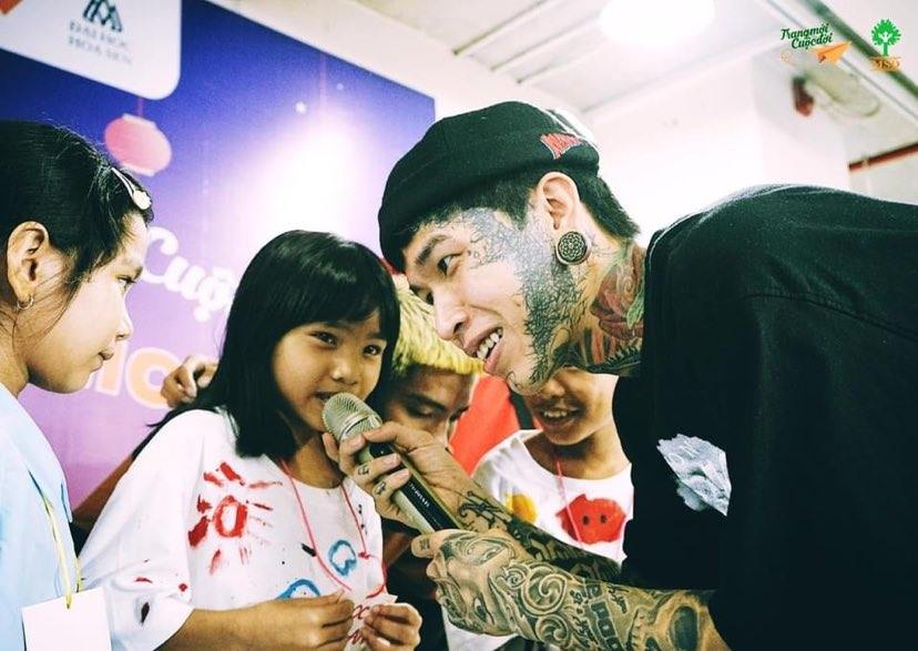 Không còn là “Lão Đại” lạnh lùng, Wowy cực đáng yêu cùng vui Tết Trung Thu bên các em nhỏ ảnh 3