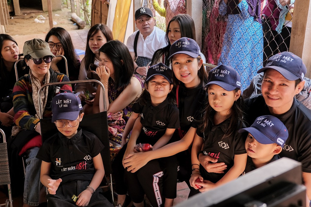 Gia đình Lý Hải sum họp tại phim trường “Lật Mặt - 48H”, cùng diện đồ dân tộc Chăm ảnh 4