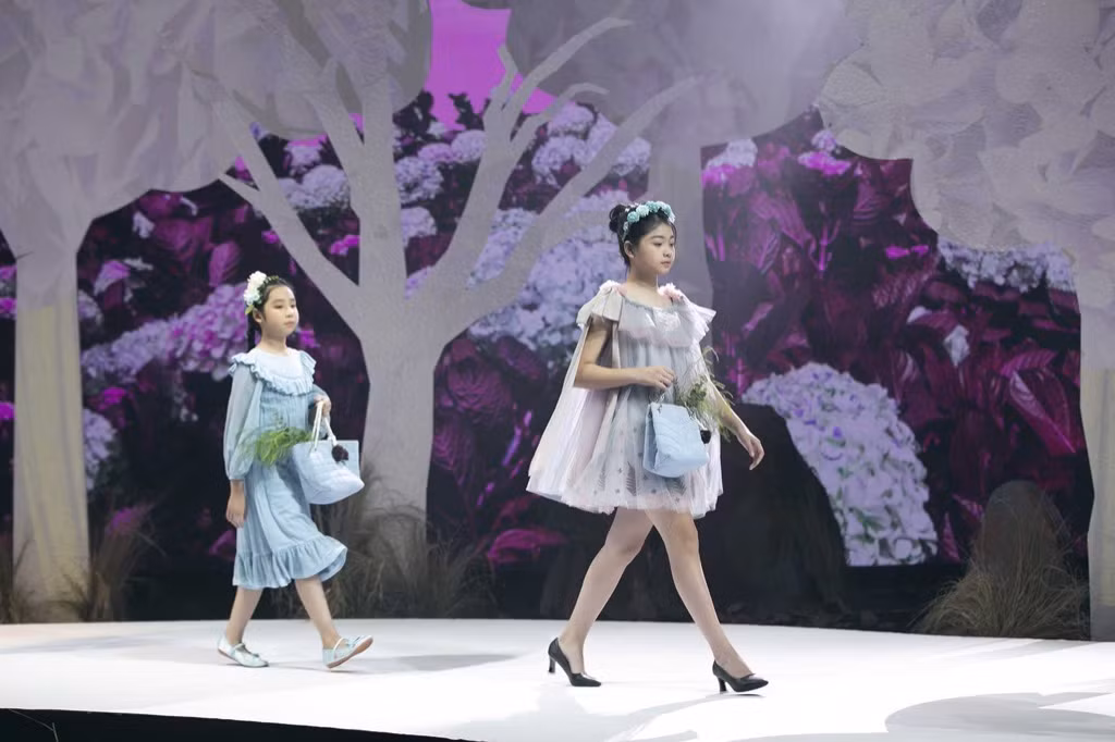 Giữa nhiều thị phi, Hương Giang vẫn tự tin làm vedette sải bước trên sàn catwalk ảnh 3