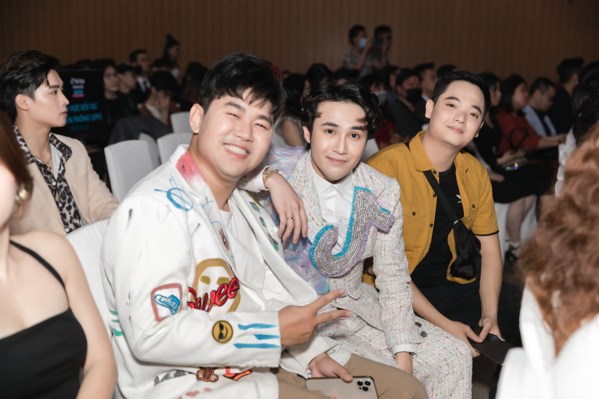 Diện trang phục được đính kết 12 giờ đồng hồ, Huỳnh Lập bị “xin” ngay trên thảm đỏ ảnh 6