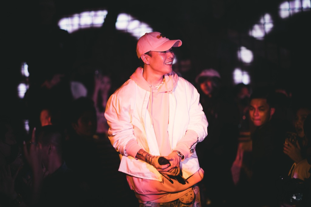 Binz “phủ hồng” sân khấu, hát live cực chất trước vòng Đối đầu tại “Rap Việt“ ảnh 4