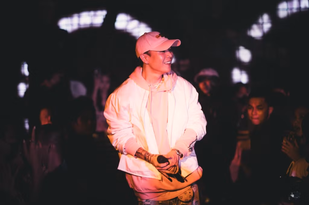 Binz “phủ hồng” sân khấu, hát live cực chất trước vòng Đối đầu tại “Rap Việt“ ảnh 4