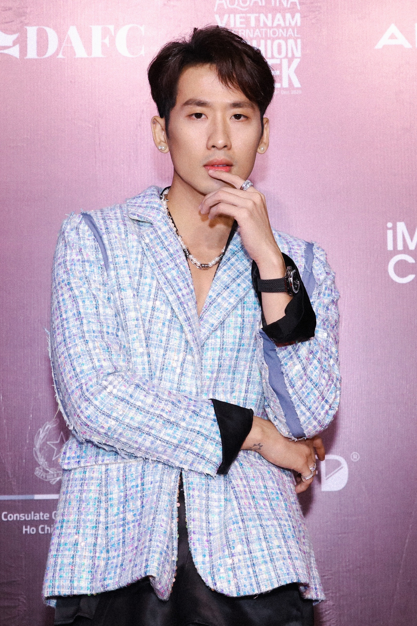 Hari Won sánh đôi Tuấn Trần, rinh giải thưởng mặc nổi bật nhất tại sự kiện thời trang ảnh 3