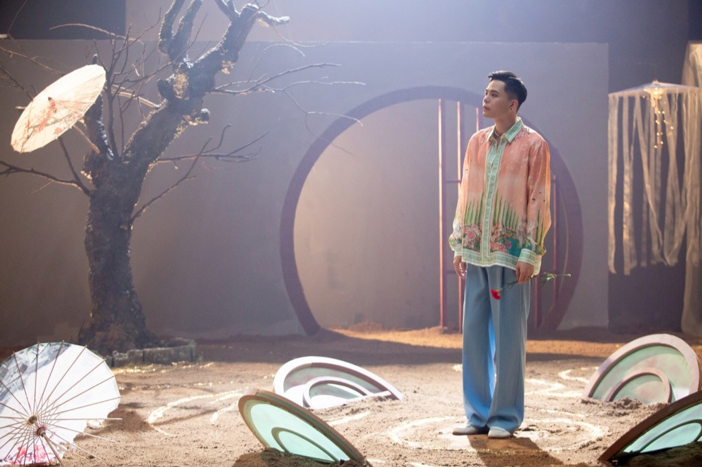 Trịnh Thăng Bình phác họa thế giới truyện Kiều ảo diệu trong MV “Bức Bình Phong“ ảnh 6