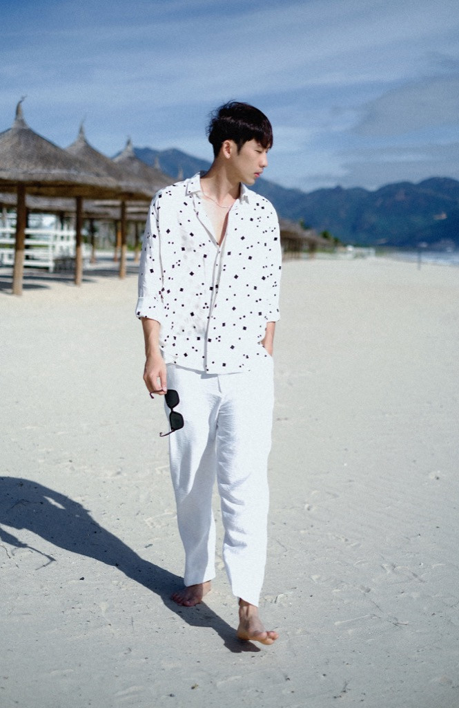 Tuấn Trần gợi ý loạt set đồ cực nam tính dành cho phái mạnh khi đi du lịch biển ảnh 7