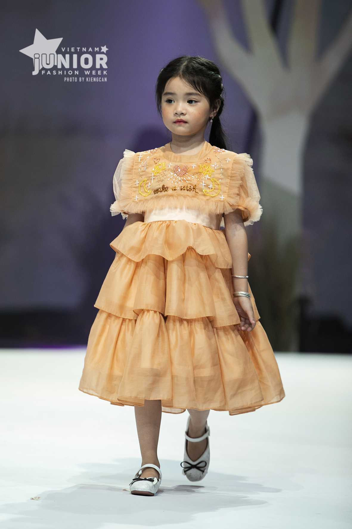 Giữa nhiều thị phi, Hương Giang vẫn tự tin làm vedette sải bước trên sàn catwalk ảnh 11