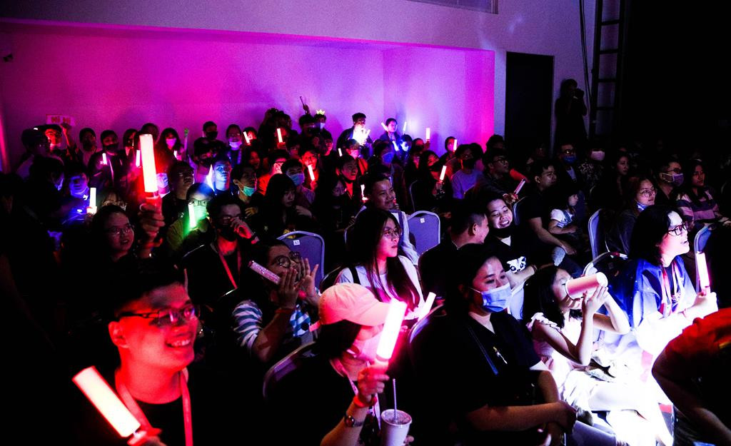 SGO48 dành tiền bán sticker trong suất diễn đầu tiên quyên góp cho miền Trung ảnh 2